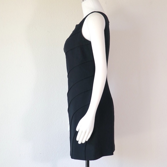 Vintage sleeveless figure-flattering short black cocktail dress - Picture 4 of 9